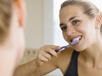 Zubár varuje pred jedným zlozvykom, ktorý možno robíte aj vy: V ústach zanecháva totálny humus