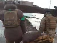 VIDEO Ukrajinskí vojaci zachraňujú svojich zranených kolegov v Bachmute: Krutá realita ich každodenného života