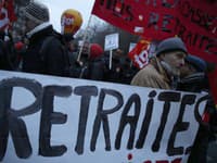 Francúzi sa zišli na proteste proti dôchodkovej reforme: Po policajtoch hádzali dlažobné kocky