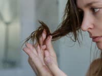 Trápia vás rozštiepené končeky na vlasoch? Expertka prezradila, ako sa ich zbaviť a ani neprídete o dĺžku