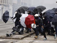 Francúzi protestujú proti dôchodkovej reforme: Demonštranti podpálili prezidentovu obľúbenú reštauráciu