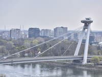 V Bratislave pred Mostom SNP došlo k havárii: Osobné auto sa zrazilo s električkou