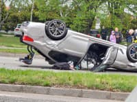 Šialená nehoda v bratislavskej Petržalke: Rútiaci sa voz v utorok podvečer ničil autá na parkovisku aj dopravné značenie