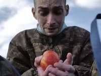 VIDEO oslobodených ukrajinských vojakov, ktoré vás rozplače: Prvé jablko po roku vojny!
