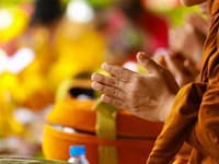 Škandál v budhistickom chráme: Mních na žene vykonal polnočný rituál, sex v jeho obývačke!