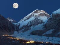 Záhada vyriešená: Vedci konečne zistili, prečo Mount Everest vydáva v noci strašidelné zvuky