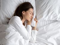 Expert varuje pred touto spánkovou polohou: Aj vy v nej radi odpočívate? Okamžite s tým prestaňte