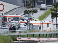 Streľba v automobilke Mercedes: Hlásia dvoch mŕtvych!