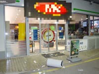 Dráma na benzínke v Poprade: Muž ohrozoval pracovníčku nožom a rozbitou fľašou! Padlo obvinenie