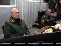 Prvé zábery Lukašenka po špekuláciách o jeho zdraví vyvolali vlnu šialených teórií: Veď vyzerá ako vosková figurína