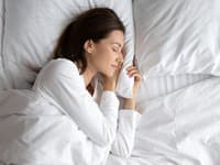Počítanie ovečiek nepomôže rýchlejšie zaspať: Odborníčka vyvracia deväť najčastejších mýtov o spánku