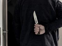 Austrálski policajti taserom spacifikovali dôchodkyňu s nožom