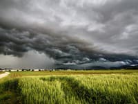 Teplé počasie na väčšine Slovenska vystriedajú búrky: SHMÚ vydalo výstrahy, v niektorých mestách hrozí prívalová povodeň