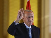 Erdoganovi sympatizanti oslavujú jeho víťazstvo vo voľbách: Opozícia je sklamaná