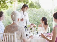 Ženích sa po obrade postavil a svadobným hosťom rozdal obálky: Keď ich otvorili, zažili šok