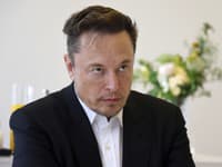 Internet obleteli FOTO Elona Muska, ako bozkáva... to hádam nie, nechutné!