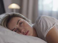 Používate tento bežný trik na spanie? Rýchlo s ním prestaňte, podľa vedcov môže zvýšiť riziko predčasnej smrti