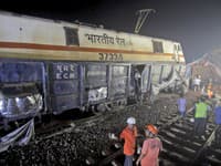 Za smrteľnú nehodu vlaku v Indii môže chyba rušňovodičov: Pozerali na mobile kriket