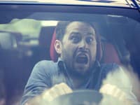 Päť vecí, ktoré nikdy nerobte v aute počas šoférovania: Môžu vás stáť život