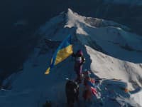 VIDEO Ukrajinská horolezkyňa druhýkrát pokorila Everest, vztýčila tam vlajku Ukrajiny