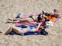 Šialený útok počas dovolenky: Turistka ležala na pláži, keď k nej dobehol... AU!