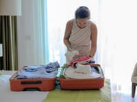 Horor na dovolenke v Španielsku: Žena (40) sa vybaľovala, keď si v kufri našla... premkol ju obrovský strach!