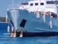 Desivé zábery z dovolenky: Traja tínedžeri sa zavesili na provu lode, ktorá opúšťala prístav