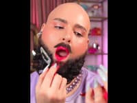 Maybelline pod paľbou kritiky: Kozmetiku propaguje bradatý muž! VIDEO, ktoré ľudia zniesli pod čiernu zem
