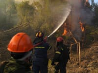 Pri Aténach vypukol lesný požiar: Dovolenkárov museli evakuovali