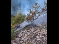 Hasiči zasahujú pri požiari v ťažko dostupnom teréne na Čertovici