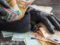 Z neuzamknutého vozidla zlodej ukradol peňaženku so 6000 eurami