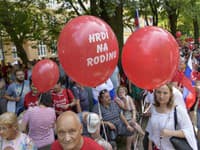 V Bratislave sa konal pochod Hrdí na rodinu: Prišli aj kotlebovci! Akcia je odpoveďou na Dúhový Pride