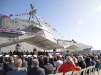 USA po prvý raz uviedli do služby vojnovú loď v zahraničnom prístave