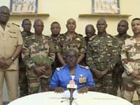 Dráma v Nigeri: Armáda zvrhla len dvojročného prezidenta a uzavrela hranice, Američania hlavu štátu podporili