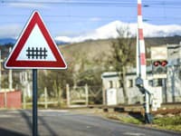 Vo Veľkej Lomnici sa zrazil vlak s autom: Nehoda spôsobila obmedzenia, železničná doprava je prerušená