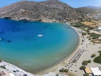 V Grécku za tri dni zadržali 16 ľudí za nelegálne slnečníky na plážach
