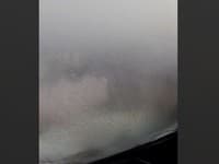 Pilot zverejnil šialené VIDEO z kokpitu: Takto vyzerá pristátie v hustom daždi... ale čo tie stierače?!