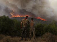 V Grécku stále vyčíňajú lesné požiare: Úľavu by by však mohli priniesť búrky