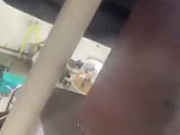 Zvrátené VIDEO zo školskej jedálne: Pozrite sa, čo robí jej pracovník, veď to mieša vlastnými nohami!
