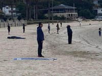 Ľudí vydesila FOTO zo známej pláže: Boli ako v tranze! Skutočný dôvod ich podivného konania
