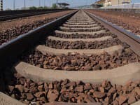Neznámy páchateľ mal popri železničnej trati uložiť odpad obsahujúci azbest
