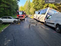 AKTUÁLNE FOTO Vážna nehoda autobusu! Cesta je uzavretá: Hlásia ranených