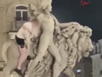 Opitý turista poškodil sochu, ktorú za 90 miliónov rekonštruovali tri roky: VIDEO nehanebnosti