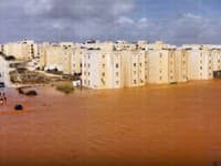 Záchranári naďalej pátrajú po preživších v zaplavených oblastiach Líbye