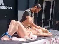 Nechutné VIDEO z ulice: Z nahej zviazanej ženy trhali... a keď budete počuť tie bolestivé výkriky!