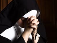 Mníšky zverejnili podrobnosti o zneužívaní slovinským kňazom: Nútil ich pozerať porno