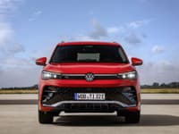 VIDEO: Volkswagen Tiguan Tretí má tri hybridy, no stále aj normálne motory