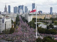 Obrovská demonštrácia v centre Varšavy: Opozícia hovorí o miliónovej účasti, podľa Kaczyńskeho ide o dezinformácie