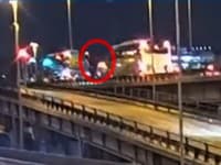 Tragická nehoda pri Benátkach: VIDEO Kamera zachytila desivý okamih pádu autobusu z nadjazdu