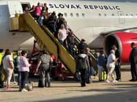 V Bratislave pristál prvý repatriačný let z Izraela: Na palube bolo 91 ľudí, jednému páru sa tam narodili dvojičky